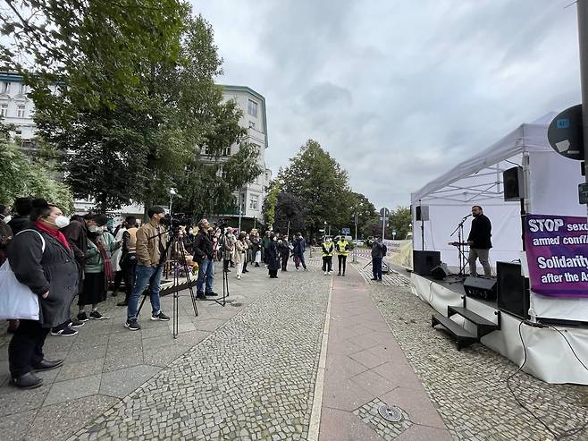"소녀상이 계속 머물 수 있도록 최선을 다할 것" (베를린=연합뉴스) 이 율 특파원 = 18일(현지시간) 시민단체 코리아협의회가 베를린 평화의 소녀상 설치 1주년을 기념해 연 콘서트 겸 영구설치 촉구집회에서 발언하는 타일란 쿠르트 녹색당 베를린시의원 후보. 2021.9.18