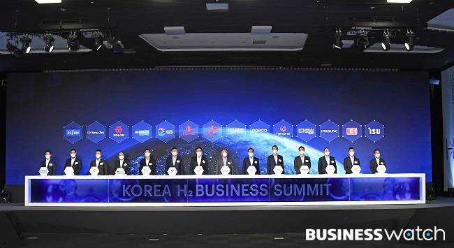 8일 경기 고양 킨텍스에서 ‘2021수소모빌리티+쇼’ 개막에 앞서 열린 ‘H2 비즈니스 서밋’에 참석한 주요기업 총수들. (왼쪽부터)이규호 코오롱그룹 부사장, 박정원 두산그룹 회장, 허세홍 GS그룹 사장, 신동빈 롯데그룹 회장, 최태원 SK그룹 회장, 정의선 현대차그룹 회장, 최정우 포스코그룹 회장, 김동관 한화그룹 사장, 정기선 현대중공업지주 부사장, 조현상 효성그룹 부회장, 구동휘 E1 대표/사진=코리아 H2 비즈니스 서밋 제공