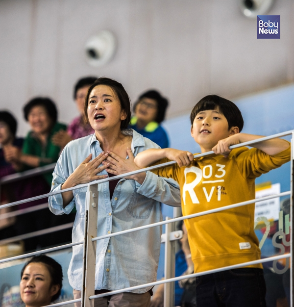 준호 때문에 속이 타들어가는 엄마 정애. 유능하다는 코치 광수를 어렵게 섭외한다. ⓒCGV아트하우스