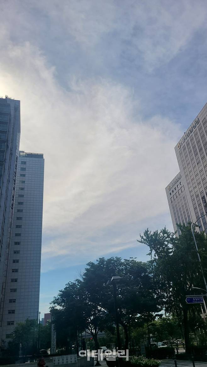 20일 서울 중구 순화동 빌딩 사이로 가을 하늘이 펼쳐지고 있다