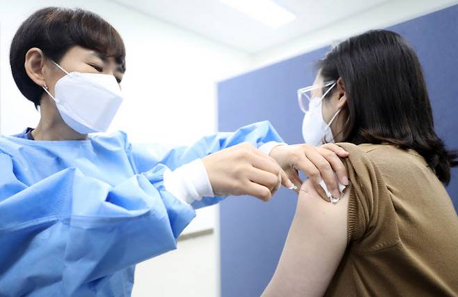 지난 17일 오전 백신접종 위탁의료기관인 충북 청주시 흥덕구에 있는 하나병원에서 한 시민이 코로나19 백신접종을 하고 있다.(사진= 연합뉴스)
