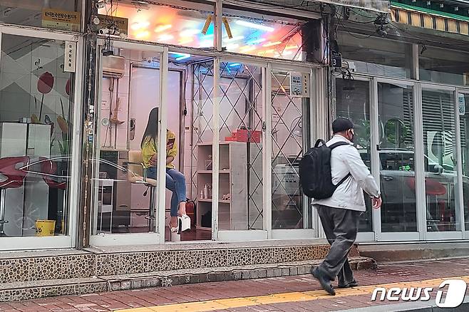 수원역 성매매 업소들이 자진 폐쇄하기로 한 날인 31일 오전 경기도 수원시 팔달구 성매매 업소 집결지가 썰렁한 모습을 보이고 있다. 2021.5.31/뉴스1 © News1 김영운 기자