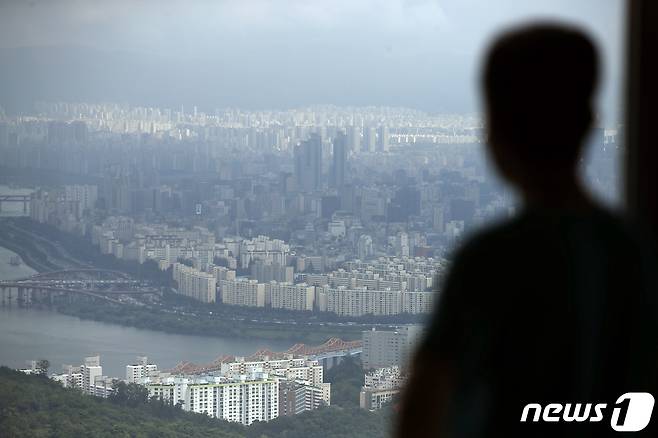 지난달 25일 서울 중구 남산서울타워에서 바라본 서울 도심의 아파트 및 주택 단지 2021.8.25/뉴스1 © News1 이승배 기자