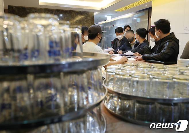 유흥업소 방역수칙 점검.(뉴스1 DB)