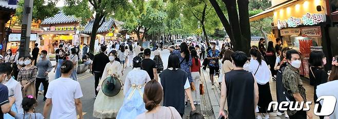 추석을 하루 앞둔 20일 오후 전북 전주시 한옥마을에 관광객들이 인산인해를 이루고 있다.2021.9.20/© 뉴스1 이지선기자