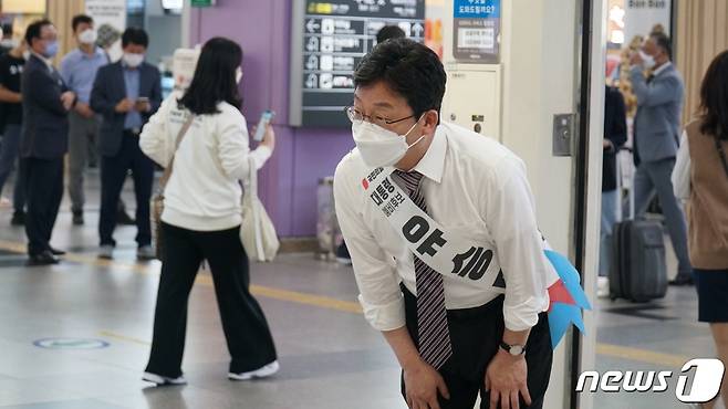 유승민 전 국민의힘 의원은 20일 경북 동대구역에서 귀성객에게 인사를 나눴다. (유 전 의원 캠프 제공) 2021.9.20/뉴스1 © 뉴스1
