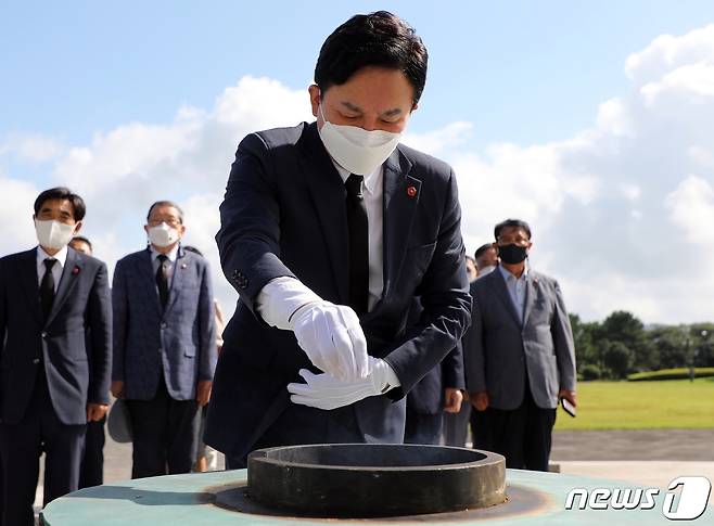 20일 원희룡 국민의힘 대선 경선 후보가 제주4·3평화공원에서 참배하고 있다.2021.9.20/뉴스1