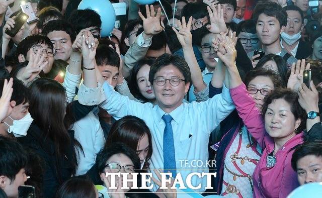 '개혁 보수'의 수장으로 불리는 유승민 전 의원은 '유심초'라는 팬카페를 보유 중이다. 유 전 의원은 종종 팬미팅을 하는 등 회원들과 밀접한 관계를 통해 소통하고 있는 것으로 알려졌다. 유심초 운영진인 유시진 씨는 "유승민이라는 정치인이 상당히 유능하고, 옳은 길을 걷는 정치인이라 생각한다"며 정도(正道)를 걷는 정치인이 선한 권력의지를 갖고 집권한다면 이 나라 발전에 기여했다는 성취감을 느낄 수 있을 것 같다"고 했다. /뉴시스