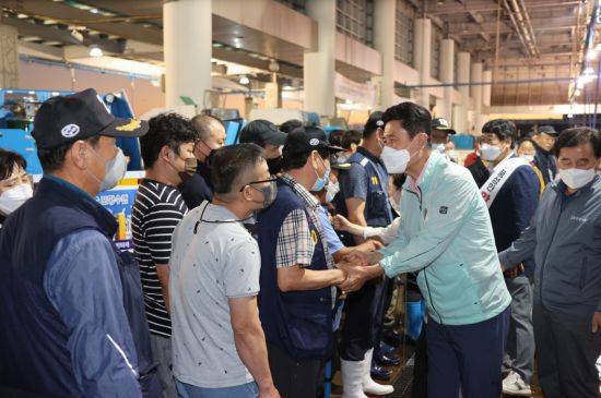 이강덕 시장이 20일 이른 아침 활어 위판장을 찾아 어민들을 격려하고 있는 모습.