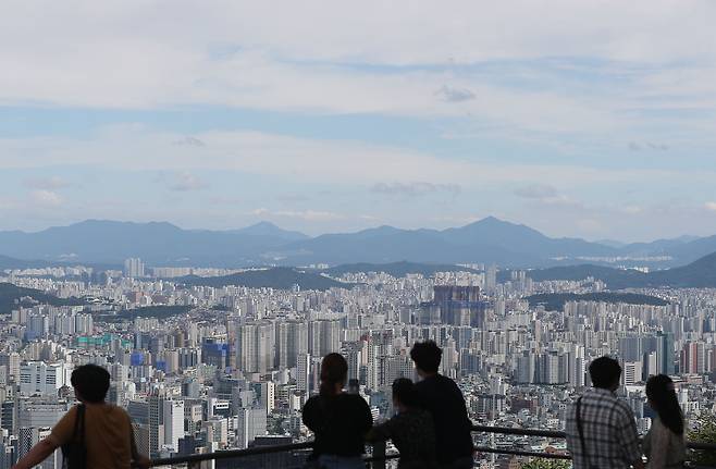 지난 5일 서울 남산공원을 찾은 시민들이 청명한 하늘과 도심을 바라보고 있다. /연합뉴스