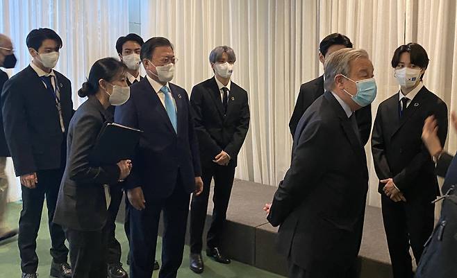 문재인 대통령이 20일(현지 시각) 미국 뉴욕 유엔본부 총회장에서 열린 제2차 SDG Moment(지속가능발전목표 고위급회의) 개회식 참석에 앞서 그룹 BTS(방탄소년단)와 대화하고 있다. 오른쪽 두번째는 안토니우 구테흐스 유엔 사무총장. /청와대 제공