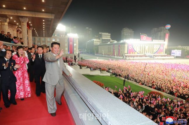 김정은 북한 국무위원장이 지난 9일 평양 김일성광장에서 개최된 북한 정권 수립 73주년 열병식에서 참가자들에게 인사를 건네고 있다. ⓒ조선중앙통신
