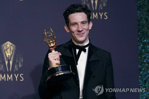 19일(현지시간) 미국 로스앤젤레스에서 열린 제73회 프라임타임 에미상 시상식에서 넷플릭스 '더 크라운'에서 찰스 왕세자 역으로 드라마 시리즈 남우 주연상을 받은 조시 오코너가 사진촬영을 하고 있다. [AP=연합뉴스]