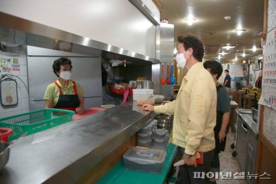 김종천 과천시장 추석맞이 전통시장-상점가 소통탐방 진행. 사진제공=과천시