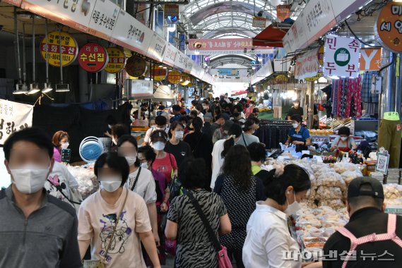 추석 연휴인 20일 오후, 시민들이 서울 강서구 강서로 송화벽화시장을 찾아 제수용품을 구매하고 있다. 사진=서동일 기자
