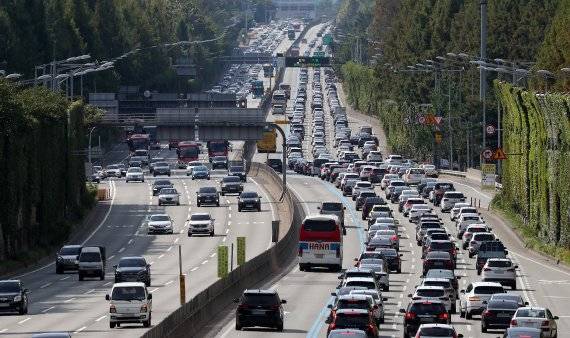 20일 오전 경부고속도로 잠원IC인근 하행선(부산방향, 오른쪽)이 귀성길 차량으로 정체되고 있다. 추석을 하루 앞둔 20일 귀성길 방향 정체가 집중돼 고속도에서 평소 토요일보다 혼잡한 수준의 정체가 나타날 전망이다. /사진=뉴스1