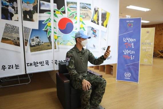 남수단에 파병된 한빛부대 통신팀장 조용덕 대위가 가족들과 영상통화를 하고 있다. 사진=합참 제공