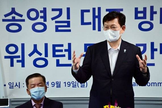 [서울=뉴시스] 최동준 기자 = 송영길 더불어민주당 대표가 19일(현지시간) 미국 워싱턴 DC 버지니아주 애난데일 한인회관에서 워싱턴 동포 간담회를 하고 있다. (사진=더불어민주당 제공) 2021.09.20. photo@newsis.com *재판매 및 DB 금지 <저작권자ⓒ 공감언론 뉴시스통신사. 무단전재-재배포 금지.> /사진=뉴시스화상