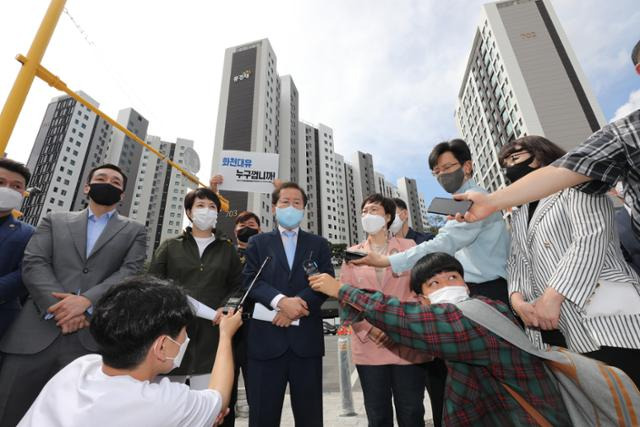 홍준표 국민의힘 의원이 20일 오전 경기도 성남시 대장동 대장지구를 방문해 개발현장을 살펴보며 발언을 하고 있다. 성남=뉴스1