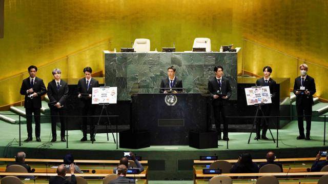 아이돌 그룹 방탄소년단(BTS)이 20일(현지시각) 뉴욕 유엔본부 총회장에서 열린 제2차 SDG Moment(지속가능발전목표 고위급회의) 개회식에서 발언하고 있다. 왼쪽부터 뷔, 슈가, 진, RM, 정국, 지민, 제이홉. 뉴욕=연합뉴스