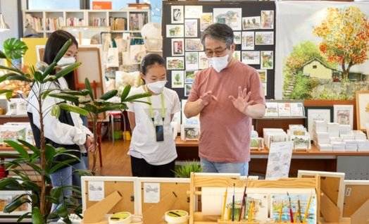 정송은(맨 왼쪽)·전지윤 학생기자가 화실 스케치북플러스를 찾아 신영(맨 오른쪽) 선생님에게 수채화 컬러링에 대해 배웠다.