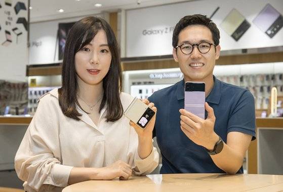 삼성전자 무선사업부 제품기획팀의 서혜원(왼쪽), 김병철 프로가 삼성전자 서울 서초사옥에서 갤럭시Z 플립3 기획 과정을 설명하고 있다. [사진 삼성전자]