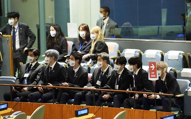 그룹 방탄소년단(BTS)이 20일(현지시각) 뉴욕 유엔본부 총회장에서 열린 제2차 SDG Moment(지속가능발전목표 고위급회의) 개회식에서 문재인 대통령 발언을 듣고 있다. 뉴욕｜연합뉴스