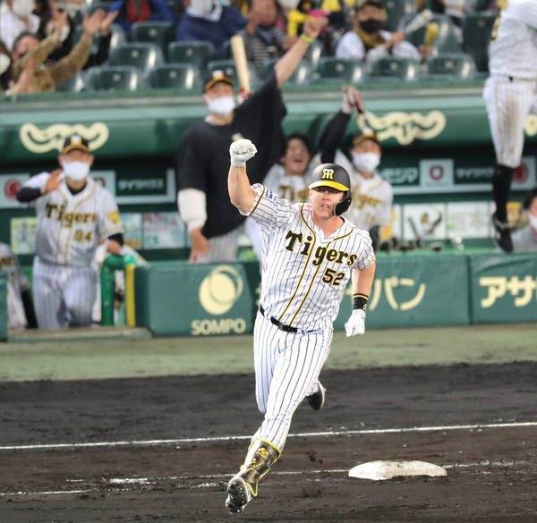 한신 샌즈가 극심한 타격 부진으로 잇달아 혹평을 받고 있다.          사진=한신 SNS