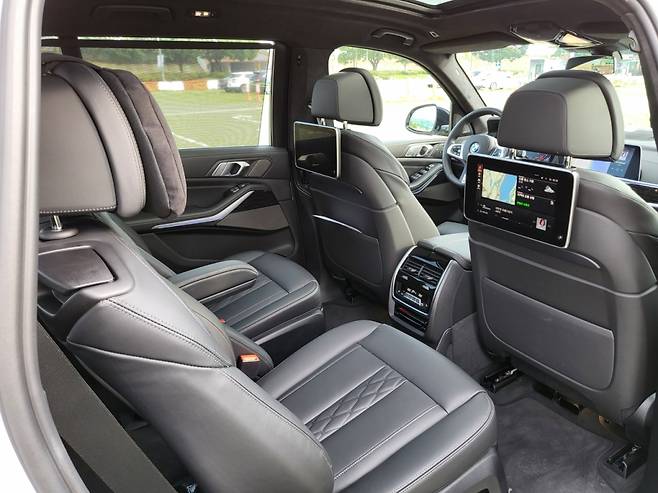 BMW X7 40i M spt 2열 내부/사진=이강준 기자