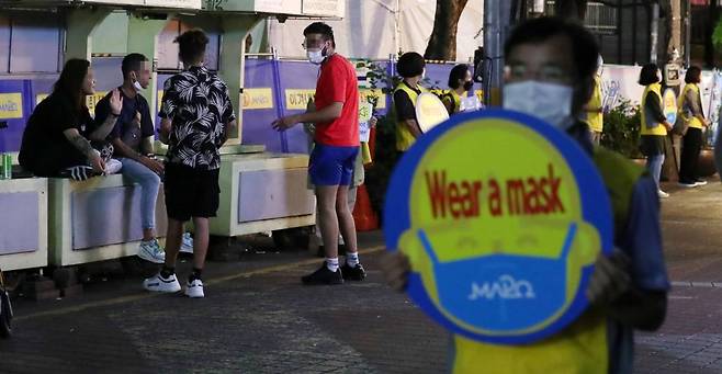 [서울=뉴시스] 이영환 기자 = 마포구청 직원, 경찰, 마포자율방범시민순찰대 등이 15일 오후 서울 마포구 홍익문화공원에서 추석명절 특별방역대책 합동점검 및 캠페인을 실시하고 있다. 2021.09.15.