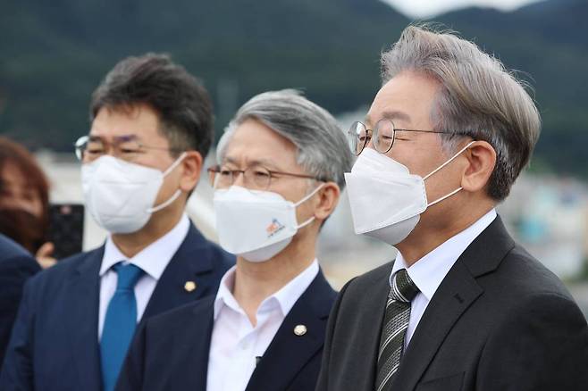 더불어민주당 대선 주자인 이재명 경기지사가 17일 오전 광주 동구 전일빌딩245 옥상에서 기자들과 질의 응답하고 있다. / 사진제공=뉴시스