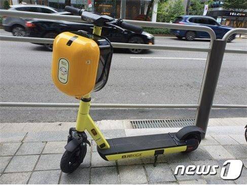 전동킥보드 이용자들이 증가하면서 관련 사고도 늘어나고 있다. 보험사들은 일상생활배상책임 보험에 관련 특약을 넣거나 전용상품을 판매하며 소비자 공략에 나섰다./사진=뉴스1