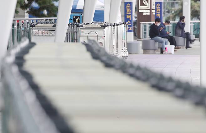 인천국제공항 제1 여객터미널에 수하물 카트가 줄지어 세워져 있다. [연합]