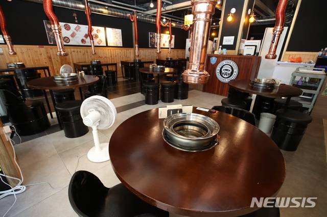 [제주=뉴시스] 우장호 기자 = 제주 지역 사회적 거리두기 4단계 격상 첫날인 지난달 18일 오후 제주시 연동 누웨모루 거리의 한 식당이 손님이 없어 텅 비어 있다. (사진=뉴시스DB)