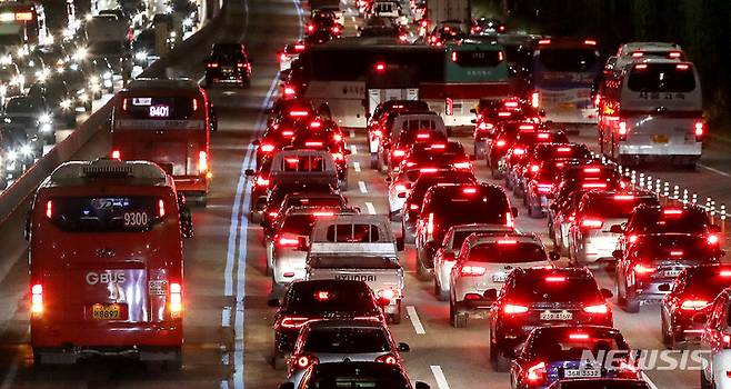 [서울=뉴시스] 김병문 기자 = 추석 연휴를 하루 앞둔 지난 17일 오후 서울 잠원IC 인근 경부고속도로 하행선이 정체를 빚고 있다. 2021.09.17. dadazon@newsis.com