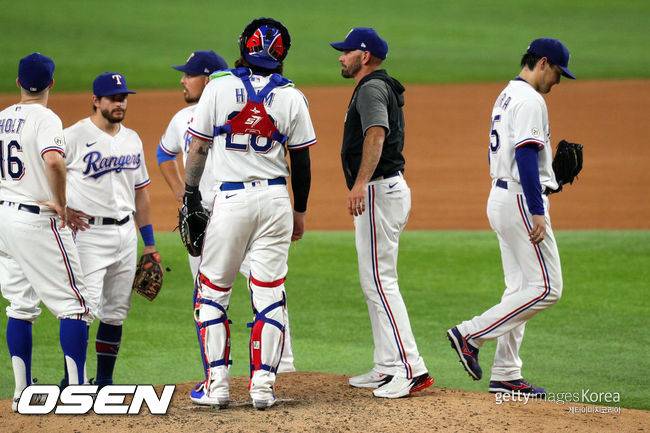 [사진] 지난 16일(한국시간) 휴스턴과의 경기서 강판 당하고 있는 아리하라 고헤이(오른쪽). ⓒGettyimages(무단전재 및 재배포 금지)