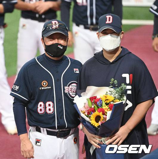 [OSEN=고척, 이대선 기자]두산은 3연승을 달리며 5위로 올라섰다. 시즌 52승 5무 51패. 반면 5위에서 6위로 떨어진 키움은 5연패와 함께 56승 3무 55패가 됐다. 경기 종료 후 통산 100승을 달성한 두산 유희관이 김태형 감독에게 축하를 받고 있다. 2021.09.19 /sunday@osen.co.kr