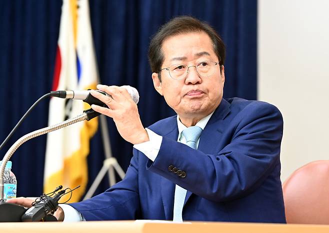 홍준표 국민의힘 대선 경선 후보가 7일 경기도 수원시 국민의힘 경기도당에서 열린 주요당직자 간담회에 참석해 취재진의 질문에 답변하고 있다. 뉴시스