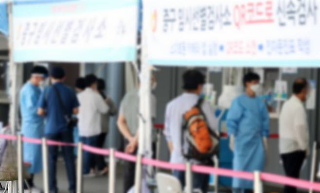 20일 서울 중구 서울역 선별진료소에서 의료진이 시민들을 안내하고 있다. 뉴스1