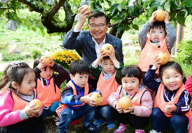먹골청실배 - 류경기(가운데) 중랑구청장이 아이들과 함께 지역의 명물인 먹골청실배를 들고 웃고 있다.중랑구 제공