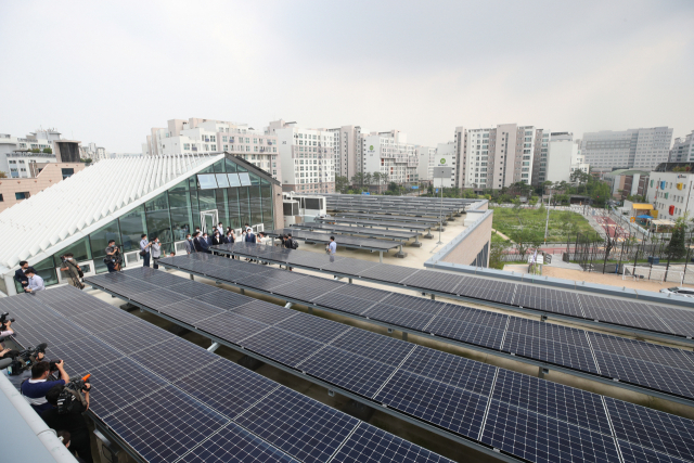 수도권내 한 학교 옥상에 설치된 태양광 패널/연합뉴스