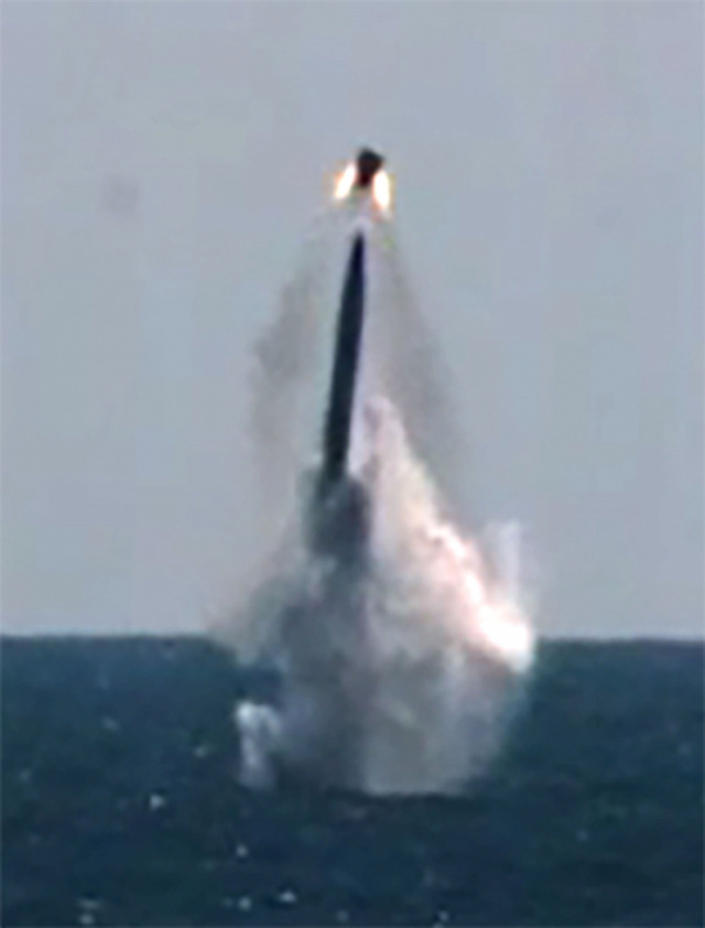 우리나라가 독자 개발한 잠수함발사탄도미사일(SLBM)이 15일 도산안창호함에 탑재돼 수중에서 발사되고 있다. SLBM은 잠수함에서 은밀하게 운용할 수 있으므로 전략적 가치가 높은 전력으로 평가된다. 현재 한국을 제외하면 미국, 러시아, 중국, 영국, 프랑스, 인도 등 6개국만 운용하고 있는 무기체계다. /연합뉴스