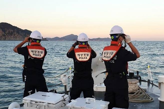 해상 수색 중인 해양경찰 [완도해양경찰서 제공. 재판매 및 DB 금지]