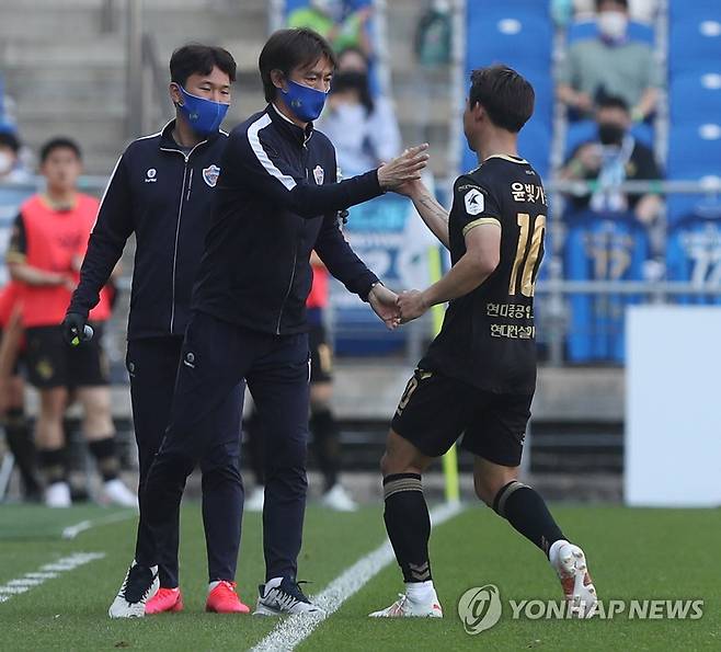 5월 22일 포항전에서 득점한 윤빛가람을 축하하는 울산 홍명보 감독 [연합뉴스 자료사진]