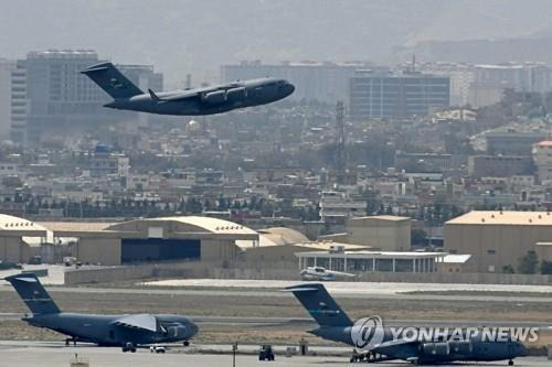 아프가니스탄에서 이륙하는 미군기 (카불 AFP=연합뉴스) 지난 8월 30일(현지시간) 수도 카불 국제공항에서 이륙하고 있는 미국 공군 항공기. jsmoon@yna.co.kr