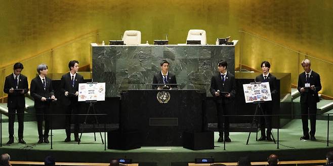 그룹 BTS가 20일 뉴욕 유엔본부 총회장에서 열린 제2차 SDG Moment(지속가능발전목표 고위급회의) 개회식에서 발언하고 있다. 왼쪽부터 뷔, 슈가, 진, RM, 정국, 지민, 제이홉 (사진=연합뉴스)