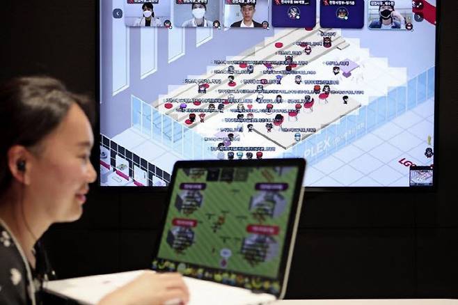 LG이노텍 인사담당자가 메타버스 채용설명회에서 구직자와 대화하고 있다. (사진=LG이노텍)