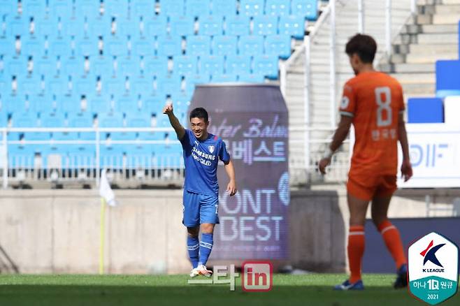 수원삼성 이기제가 강원FC와의 경기에서 골을 터뜨린 뒤 기뻐하고 있다. 사진=프로축구연맹