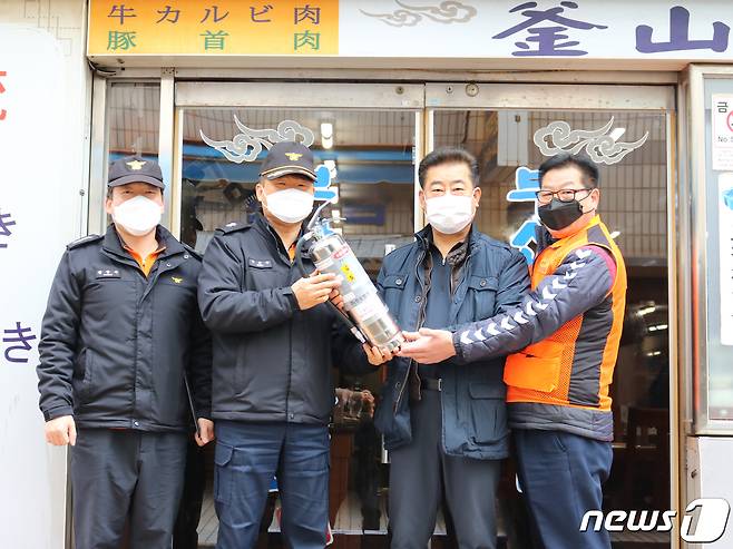 지난 3월5일 부산 의용소방대원들이 중구 일대 음식점에 'K'급 소화기를 전달했다.(부산소방재난본부 제공) © 뉴스1
