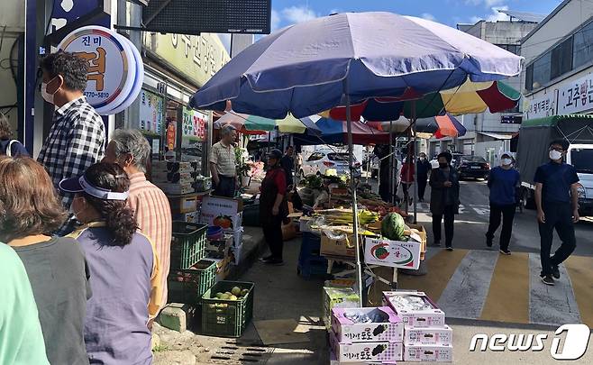 추석 전날인 20일 경북 영양읍 서부리에 자리한 영양장이 제수용품을 사려는 주민과 귀성객들의 발길로 붐비고 있다. 2021.9.20/남승렬 기자 © News1 남승렬 기자